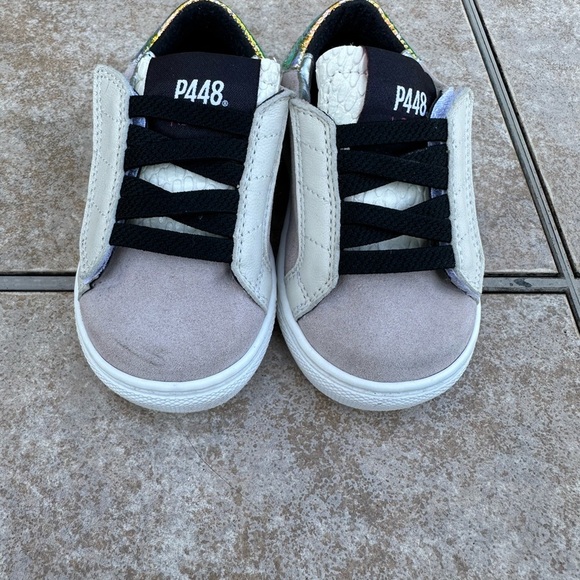 P448 john kid's sneakers size 21. - Picture 2 of 12